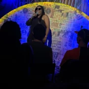 Foto da comediante cega Tata mendonça, mulheres com deficiência sofrem mais preconceito