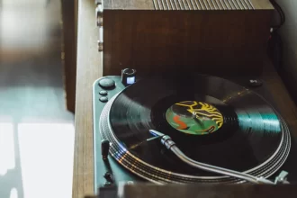 Foto de um toca discos. Autor diz que expulsou amigos com música clássica