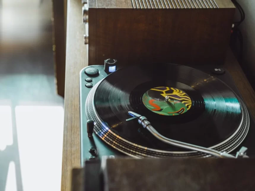 Foto de um toca discos. Autor diz que expulsou amigos com música clássica