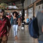 Foto de um corredor da UNB, cotas para negros. Progressistas