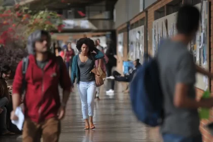 Foto de um corredor da UNB, cotas para negros. Progressistas