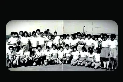 Foto antiga do autor com a turma da escola nos tempos da adolescência