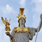 Foto da estátua Pallas Atena, a sabedoria, em frente ao Parlamento Austríaco. Autor fala do juramento que professores não fazem