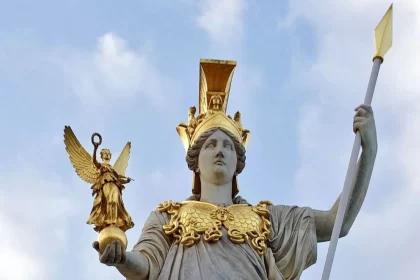 Foto da estátua Pallas Atena, a sabedoria, em frente ao Parlamento Austríaco. Autor fala do juramento que professores não fazem