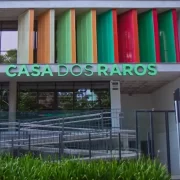 Foto da fachada do prédio da Casa dos Raros