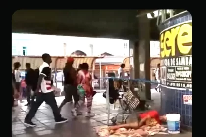 Foto de um terminal de ônibus no centro de Porto Alegre