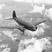 Foto de um avião Curtyiss Commander C46 que o autor pilota, que inicia a história da mão