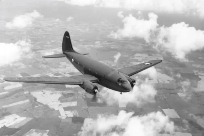 Foto de um avião Curtyiss Commander C46 que o autor pilota, que inicia a história da mão