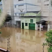 Foto da rua alagada em Porto Alegre, a parti da janela onde grupo de moradores ficou para cuidar dos pets