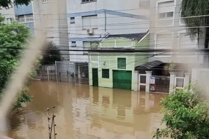 Foto da rua alagada em Porto Alegre, a parti da janela onde grupo de moradores ficou para cuidar dos pets