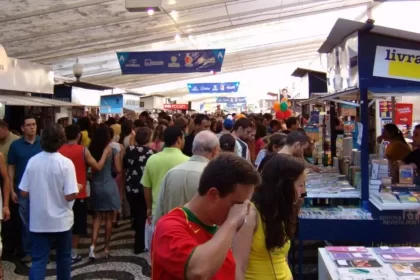 Foto da feira do livro de porto alegre, cujo patrono de 2024 será o escritor Sergio Faraco