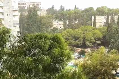 Foto tirada pela janela do apartamento do autor em Israel, nem parece guerra