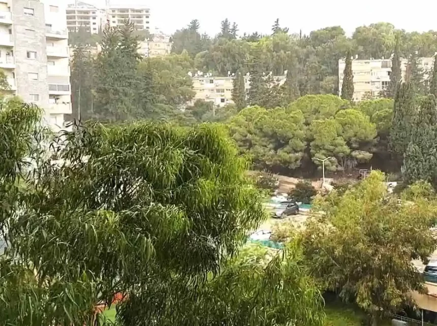 Foto tirada pela janela do apartamento do autor em Israel, nem parece guerra