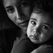 Foto de uma mãe com um filho pequeno, gerada por IA. Em geral é a mulher que tem que correr atrás da pensão alimentícia