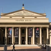 Foto da fachada do teatro Solis, em Montevidéu