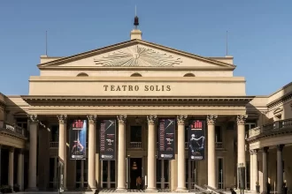 Foto da fachada do teatro Solis, em Montevidéu