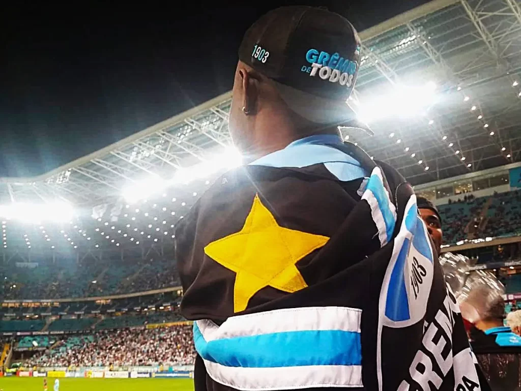 Foto de Otávio, neto do jogador do Grêmio Everaldo, enrolado na bandeira do Grêmio