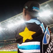 Foto de Otávio, neto do jogador do Grêmio Everaldo, enrolado na bandeira do Grêmio