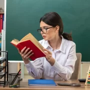 Professora lê um livro na sua mesa. Autor fala da capital gaúcha