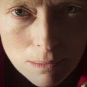 Foto do rosto da atriz Tilda Swinton, no último filme de Almodovar, que fala sobre a morte