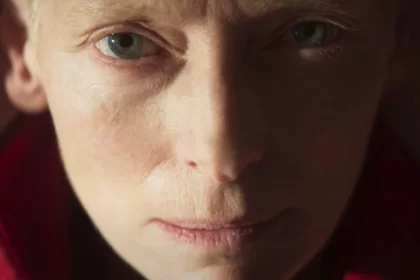 Foto do rosto da atriz Tilda Swinton, no último filme de Almodovar, que fala sobre a morte