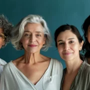 Foto de quatro mulheres, de várias idades. Autora fala em rede de amizades.