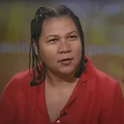 Foto da escritora e intelectual norte-americana bell hooks, numa entrevista de TV