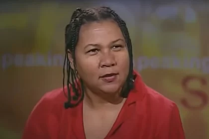 Foto da escritora e intelectual norte-americana bell hooks, numa entrevista de TV