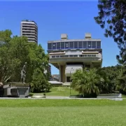 Foto dos jardins e da fachada da biblioteca nacional de buenos aires