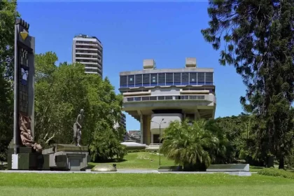 Foto dos jardins e da fachada da biblioteca nacional de buenos aires