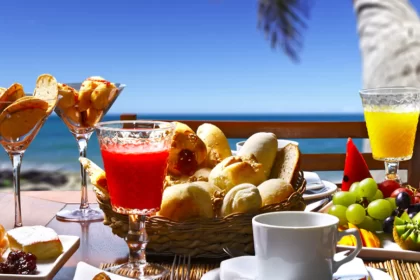 Foto de uma mesa de café da manhã na beira de uma piscina, é o JOMO