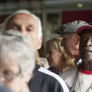 Foto de uma fila de idosos, população 60+ precisa de emprego