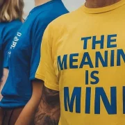 Foto mostra um jovem com frase na camiseta: O significado é meu. O autor debate a questão da memória e da linguagem