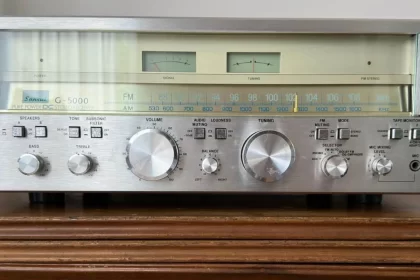 Foto de um equipamento de som antigo, com rádio