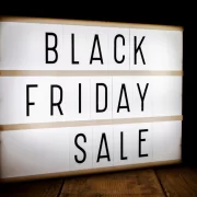 Um painel com a expressão black friday