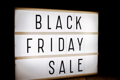 Um painel com a expressão black friday