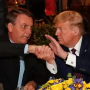 Bolsonaro, então presidente, cumprimenta Trump