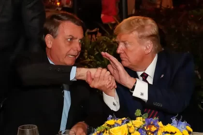 Bolsonaro, então presidente, cumprimenta Trump