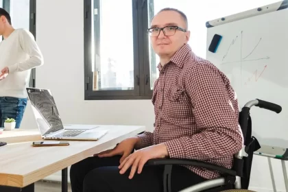 Foto de um homem cedeirante numa mesa de trabalho. Autor fala no preconceito de contratações de pessoas com deficiência