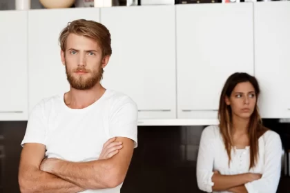 Um homem à frente e uma mulher ao fundo com cara de emburrada. Legislação brasileira não aceita as famílias simultâneas