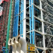 Foto de uma lateral do Centro Georges Pompidou, em Paris