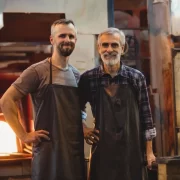 Imagem de um jovem e um idoso lado a lado trabalhando. É a diversidade etária