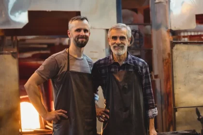 Imagem de um jovem e um idoso lado a lado trabalhando. É a diversidade etária