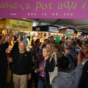 Foto da caminhada de encerramento da feira do livro de porto alegre