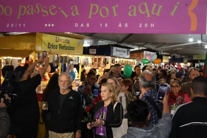 Foto da caminhada de encerramento da feira do livro de porto alegre