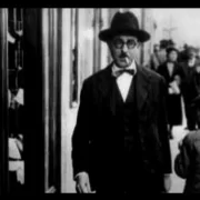 Foto do poeta Fernando Pessoa andando pelas ruas de Lisboa