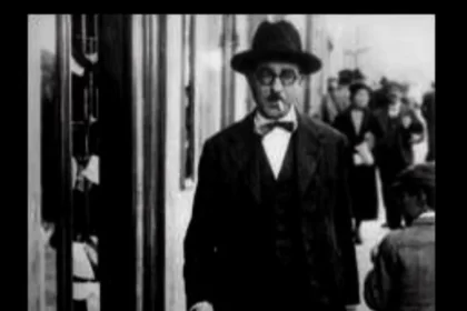 Foto do poeta Fernando Pessoa andando pelas ruas de Lisboa