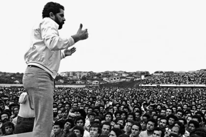 Foto de Lula liderando uma greve nos anos 70. esquerda tem que olhar o passado para ver o Futuro, diz o autor