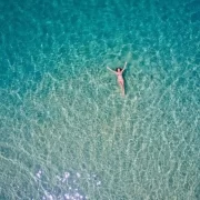 Foto de uma mulher no mar, boiando na água