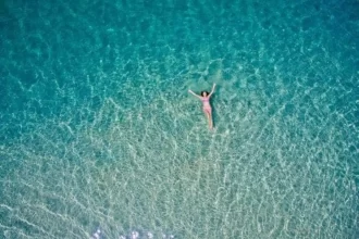 Foto de uma mulher no mar, boiando na água